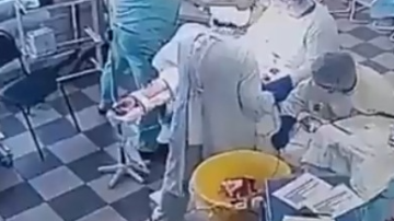 Emotivo video: cirujanos siguieron operando en medio del brutal terremoto de 8,8 en Rusia