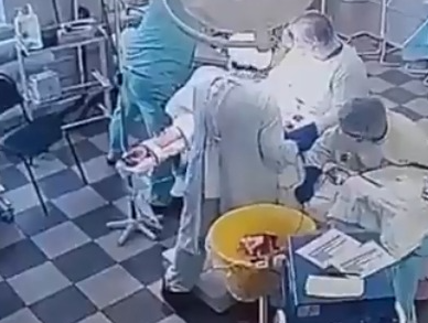 Emotivo video: cirujanos siguieron operando en medio del brutal terremoto de 8,8 en Rusia