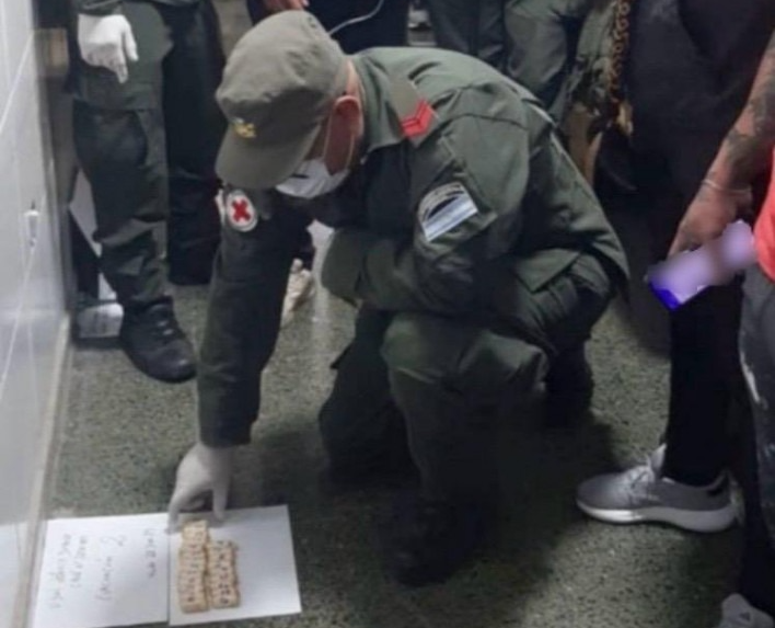 Tres “mulas” bolivianos quedaron detenidos por ingerir 235 cápsulas con cocaína