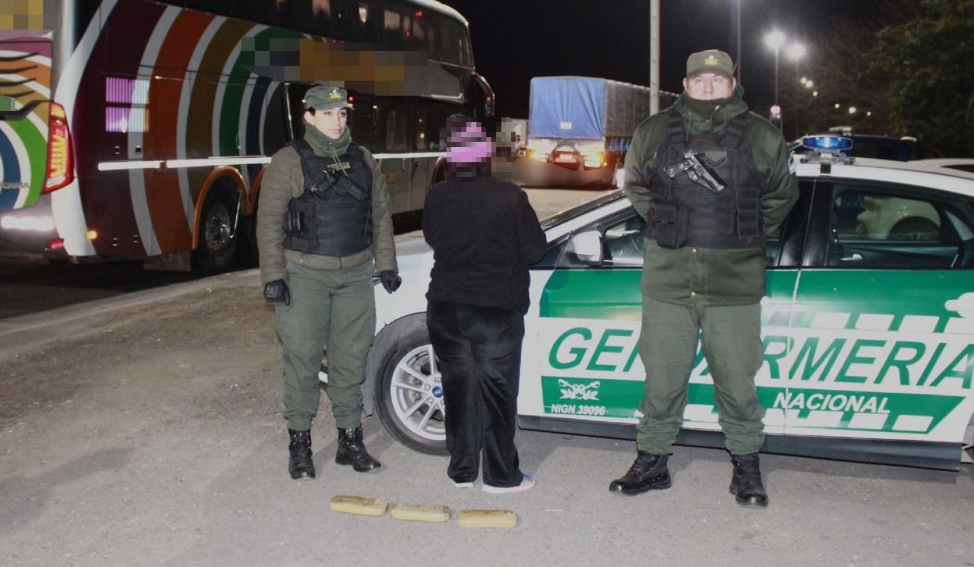 No era panza: una mujer ocultaba 3 kilos de cocaína en el abdomen