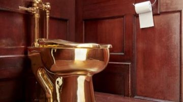 Descubren un inodoro de oro en la casa de un socio de Zelenski