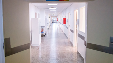 Denuncian a un médico por malos tratos a un paciente que murió en un sanatorio