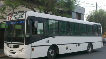 Un colectivo arrancó de golpe, una pasajera se cayó y se quebró el fémur