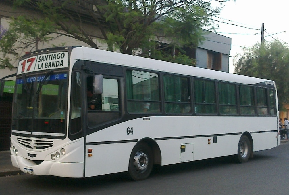 Un colectivo arrancó de golpe, una pasajera se cayó y se quebró el fémur