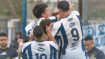 Sarmiento reaccionó a tiempo y derrotó a Independiente de Chivilcoy para seguir en la cma