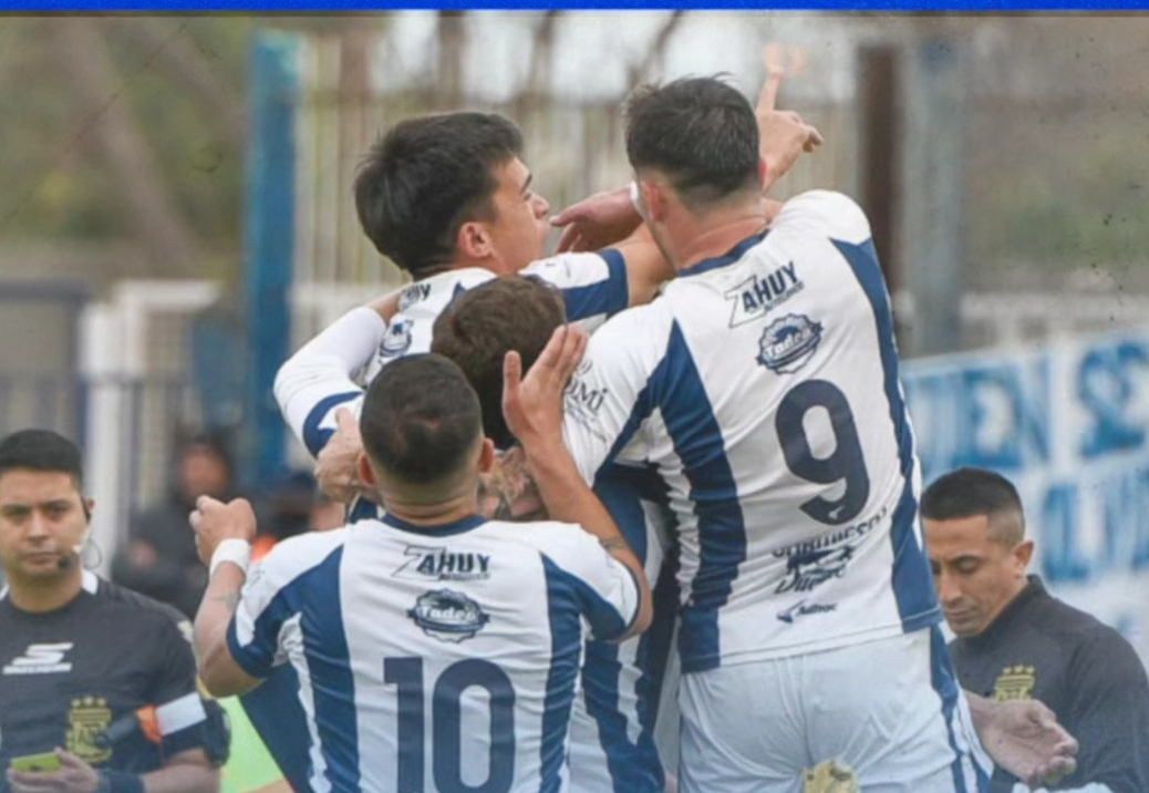 Sarmiento reaccionó a tiempo y derrotó a Independiente de Chivilcoy para seguir en la cma