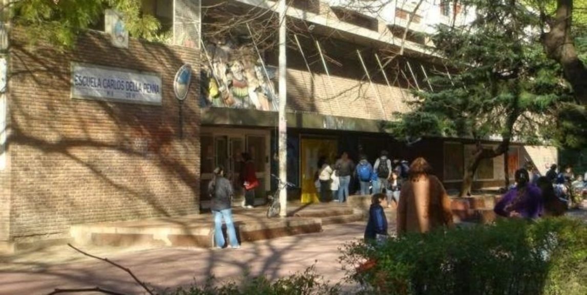 Detienen a la madre y a la abuela de un niño por clavarle una lapicera al director de una escuela