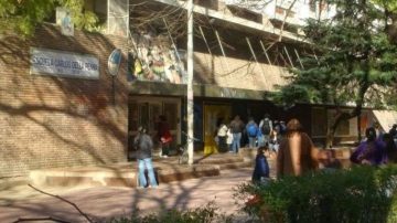 Detienen a la madre y a la abuela de un niño por clavarle una lapicera al director de una escuela