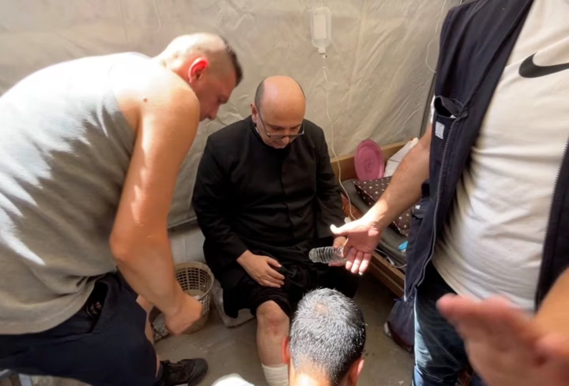 Ataque a la única iglesia católica en Gaza: 4 muertos y 7 heridos, entre ellos un párroco argentino