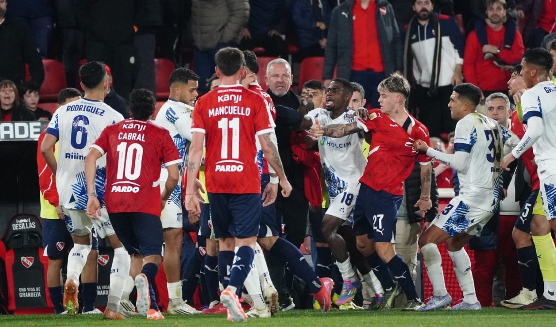 Video: final escandaloso en Independiente-Talleres con empujones, insultos y expulsados