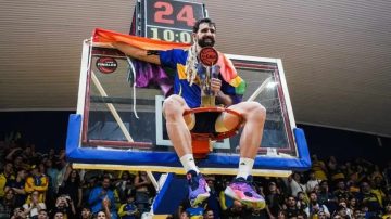 Sebastián Vega y una noche muy especial: festejo de bicampeón con la bandera LGBT