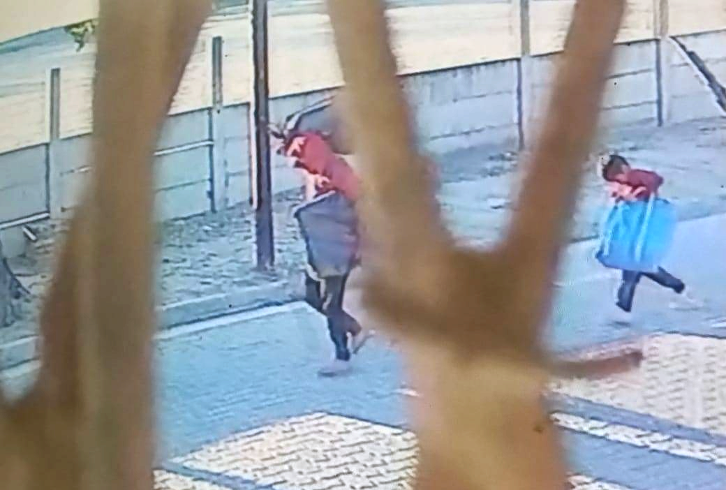 Indignante: un hombre robó varios bienes de una casa acompañado de un niño