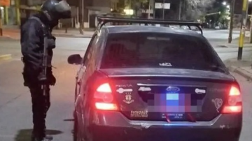 Guardiacárcel en estado de ebriedad se quedó dormido al volante en plena calle del barrio Saint Germain