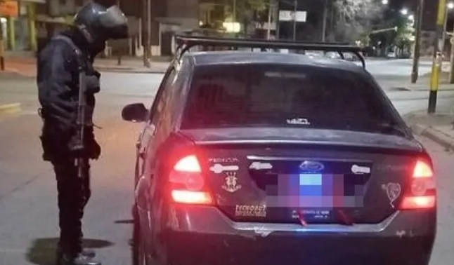 Guardiacárcel en estado de ebriedad se quedó dormido al volante en plena calle del barrio Saint Germain