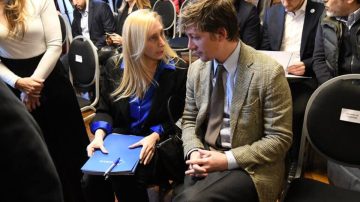 Troll de Santiago Caputo le contestó a Karina Milei: “A los perros reactivos se los tiene con correa”