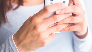 Su expareja irrumpió en su casa empuñando un cuchillo y un mensaje de texto le salvó la vida