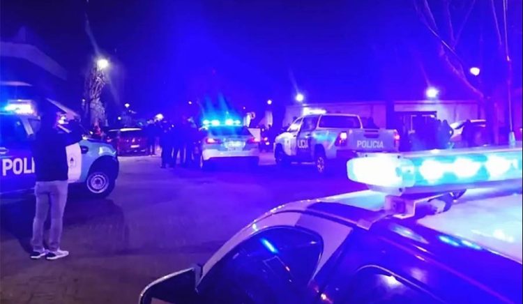 Incidentes y allanamientos tras supuesto robo de un auto frente a un gimnasio en la capital santiagueña