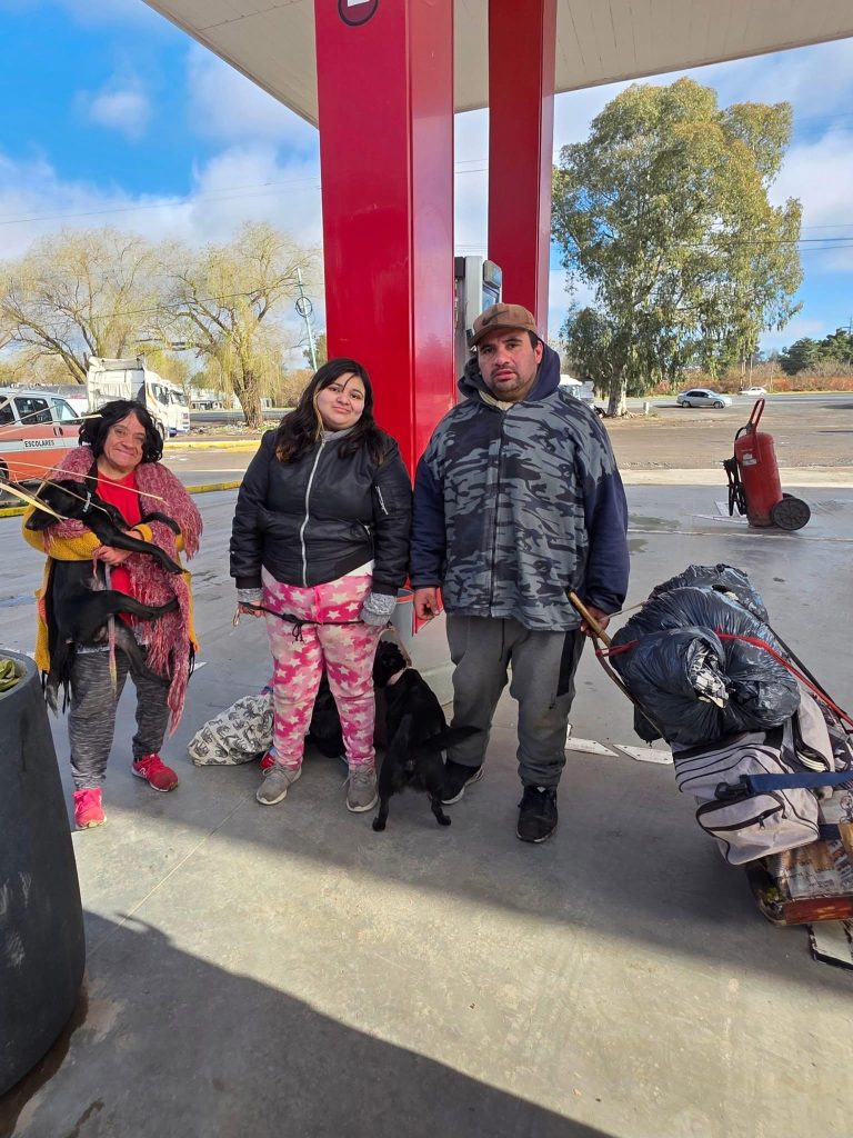 Familia necesita ayuda para viajar a Santiago sin abandonar a sus perros: no los dejaron subir al tren