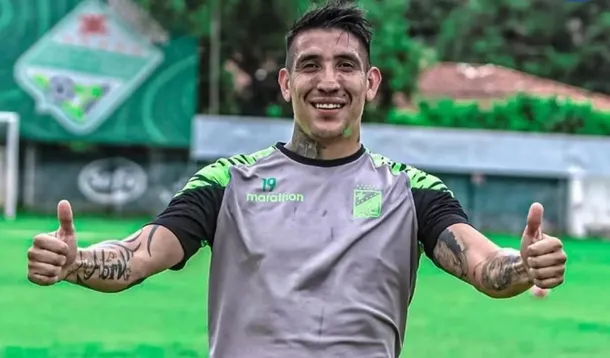 Ricardo Centurión otra vez envuelto en una polémica: fumaba mientras miraba el partido de su equipo