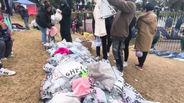 Crece en Argentina la reventa de la ropa china compradas por fardos