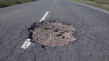 Cuatro vehículos rompieron sus ruedas al pasar por baches en el kilómetro 867 de la Ruta Nacional 34