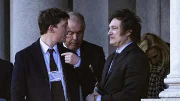 El triángulo de hierro resiste: Milei respaldó a Santiago Caputo y dijo que “es un hermano”