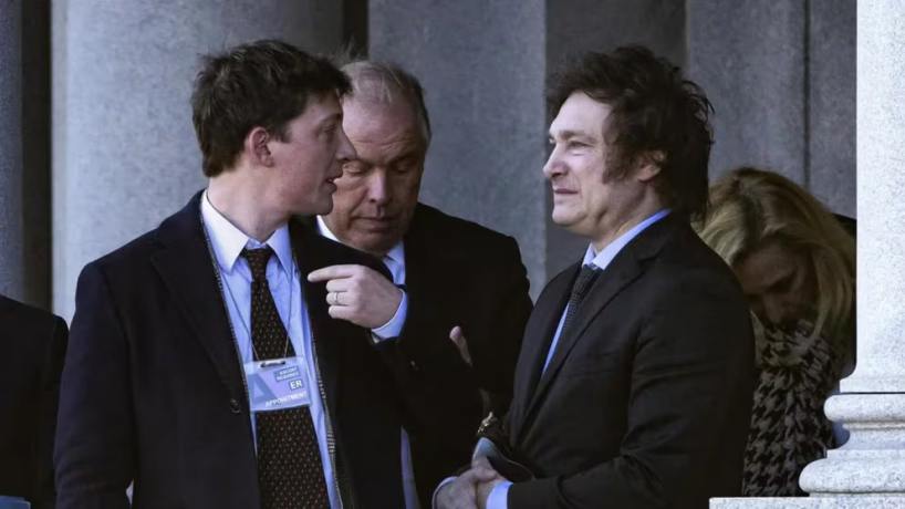 El triángulo de hierro resiste: Milei respaldó a Santiago Caputo y dijo que “es un hermano”