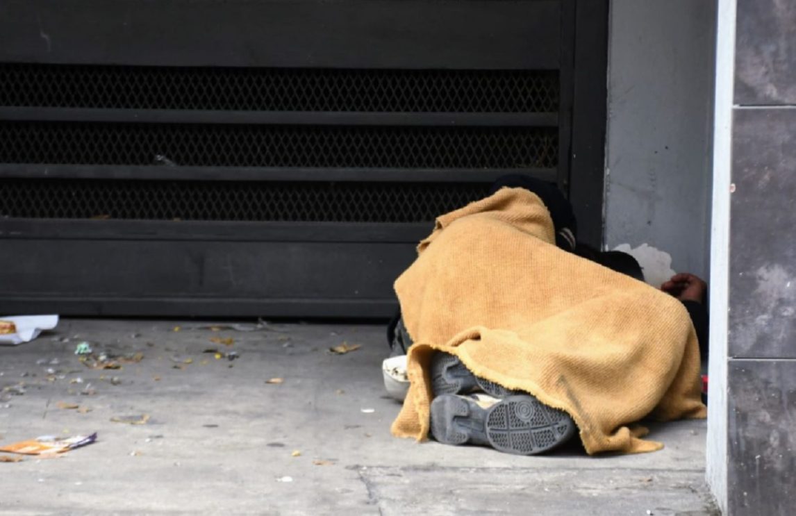 B° Centenario: Linyera que dormía en la puerta de la casa de una joven abusó de ella