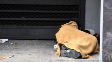 B° Centenario: Linyera que dormía en la puerta de la casa de una joven abusó de ella