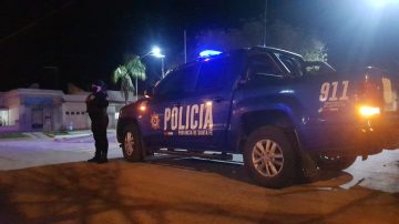 Un adolescente murió y su primo de 8 años está grave tras quedar atrapados en un tiroteo