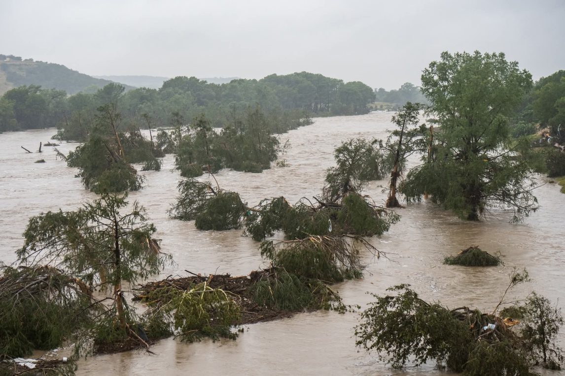 IMÁGENES SENSIBLES: Inundaciones en Texas: 49 muertos y más de 22 niñas desaparecidas