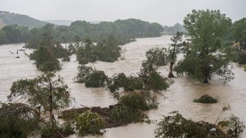 IMÁGENES SENSIBLES: Inundaciones en Texas: 49 muertos y más de 22 niñas desaparecidas