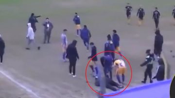 VIDEO: Luis Ventura terminó hospitalizado tras sufrir una terrible agresión en un partido