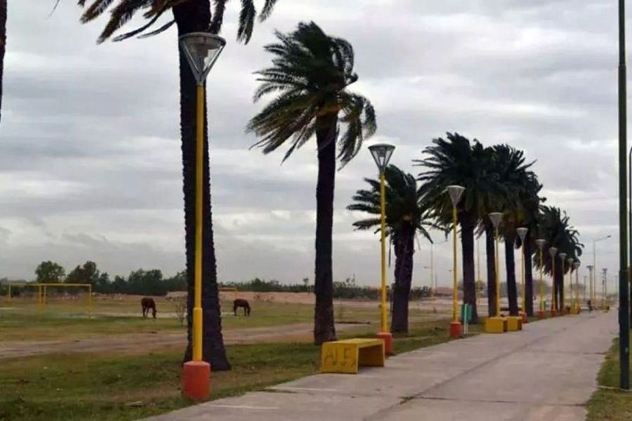 Santiago amanece con fuertes vientos: alerta por ráfagas del sur que pueden alcanzar los 75 km/h