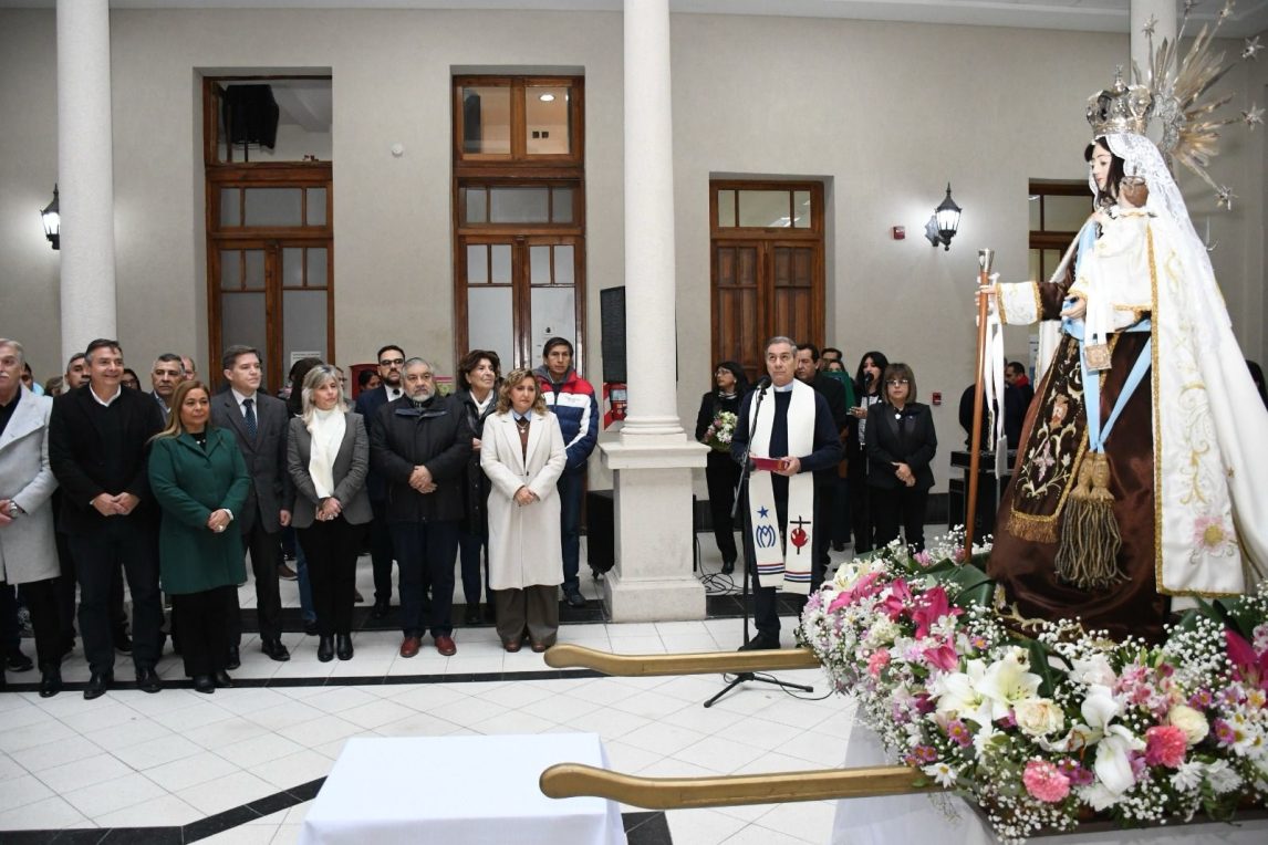 Emotiva visita de la imagen de Nuestra Señora del Carmen en el palacio municipal
