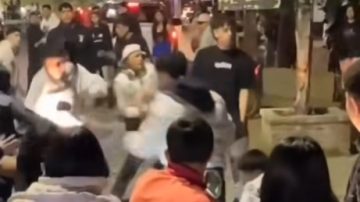 VIDEO | Violenta pelea entre jóvenes en la puerta de un boliche de la Capital