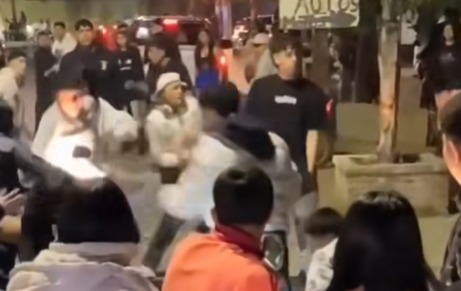 VIDEO | Violenta pelea entre jóvenes en la puerta de un boliche de la Capital