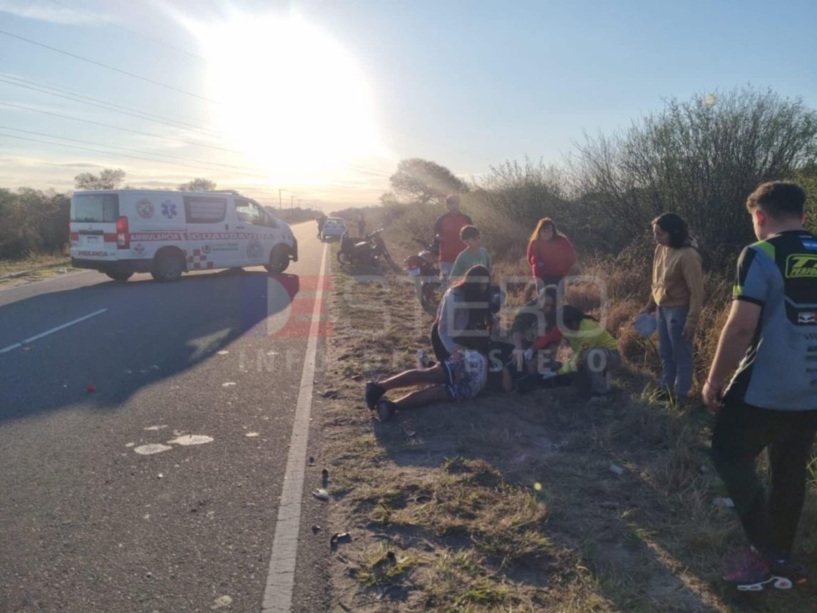 Dos jóvenes que corrían picadas se estrellaron de frente contra una camioneta y sufrieron gravísimas heridas