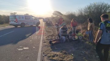 Dos jóvenes que corrían picadas se estrellaron de frente contra una camioneta y sufrieron gravísimas heridas