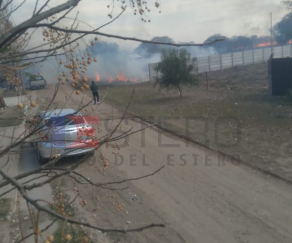Alarma en el barrio Ampliación Primero de Mayo por un incendio que amenaza a las viviendas