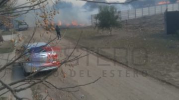 Alarma en el barrio Ampliación Primero de Mayo por un incendio que amenaza a las viviendas