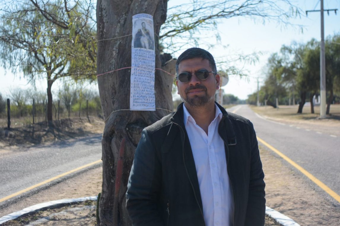 Mejor hablar de San Martín, una conversación necesaria bajo el árbol histórico de Manogasta