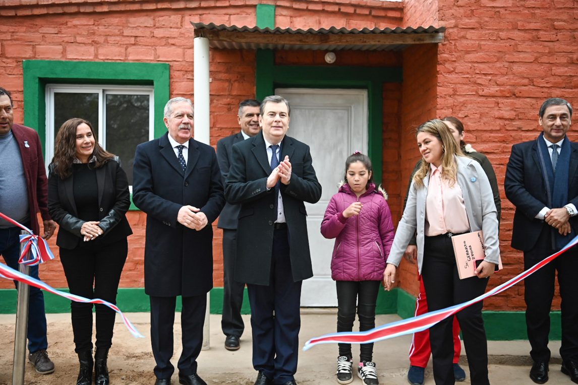 Zamora inauguró obras en dos escuelas de El Hoyón y entregó viviendas sociales
