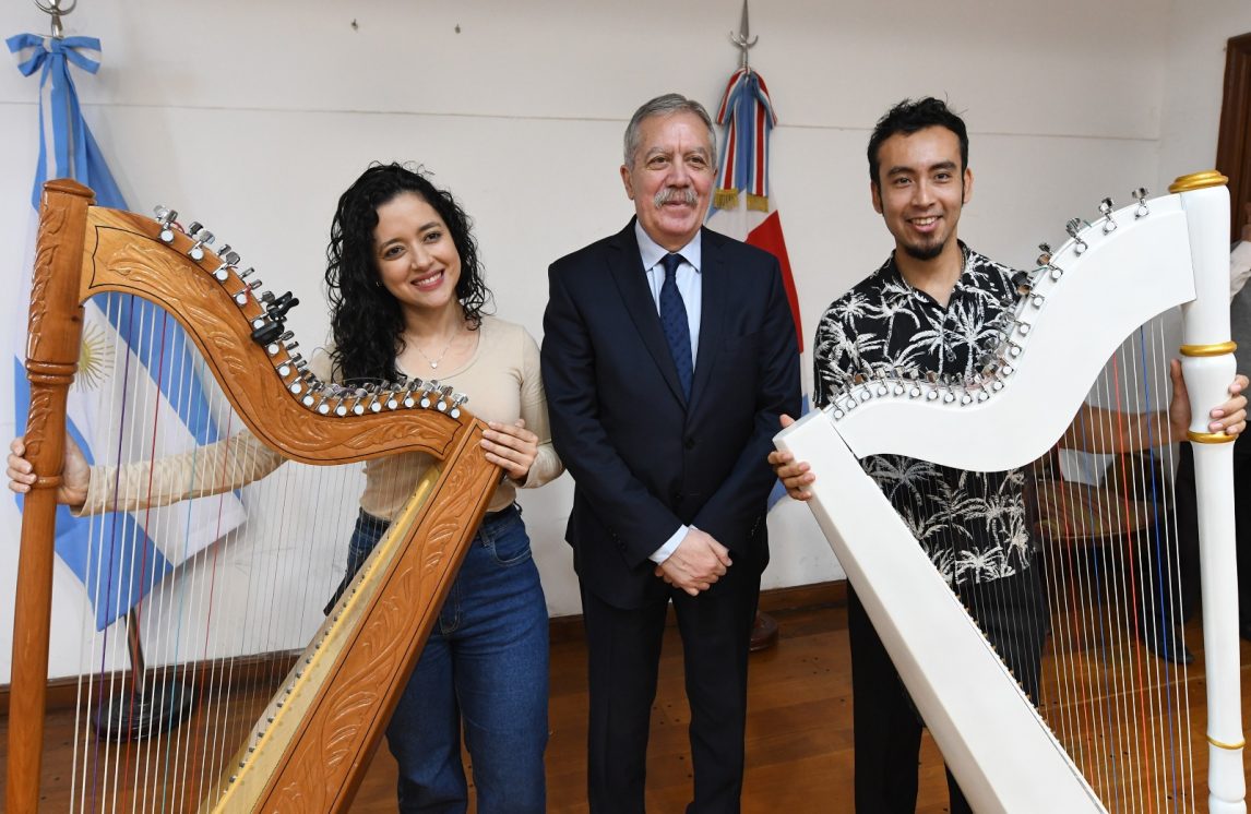Elías Suárez se reunió con los artistas que engalanarán el 21° Encuentro Latinoamericano Mishquila de Arpas