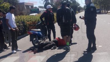 Motociclista quedó tendido sobre la Av. Belgrano tras protagonizar un brutal choque
