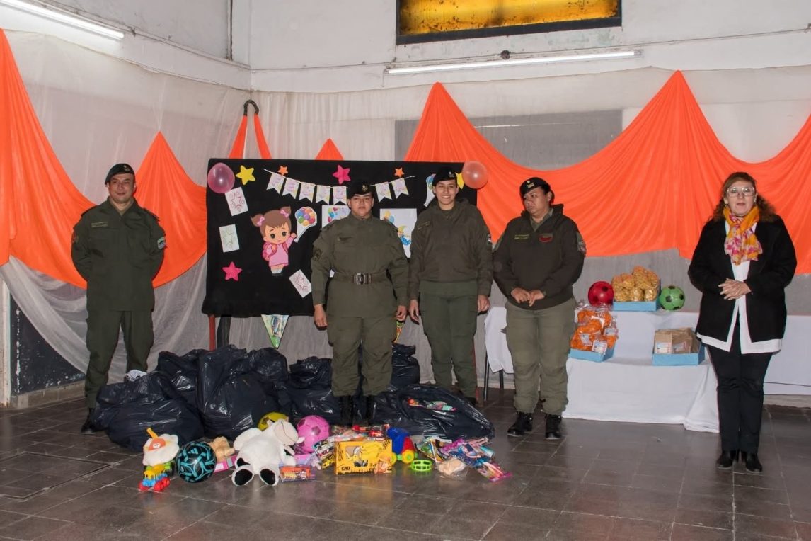 En un gesto solidario, Gendarmería repartió juguetes por el Día de las Infancias