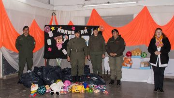 En un gesto solidario, Gendarmería repartió juguetes por el Día de las Infancias