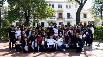 Alumnos del colegio Espíritu Santo visitaron casa de Gobierno
