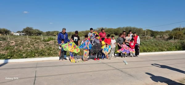 Familias de Añatuya compartieron una jornada inolvidable con una competencia de barriletes