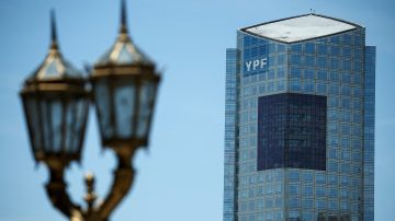 YPF: Argentina obtuvo una prórroga y de momento no deberá entregar el 51% de las acciones